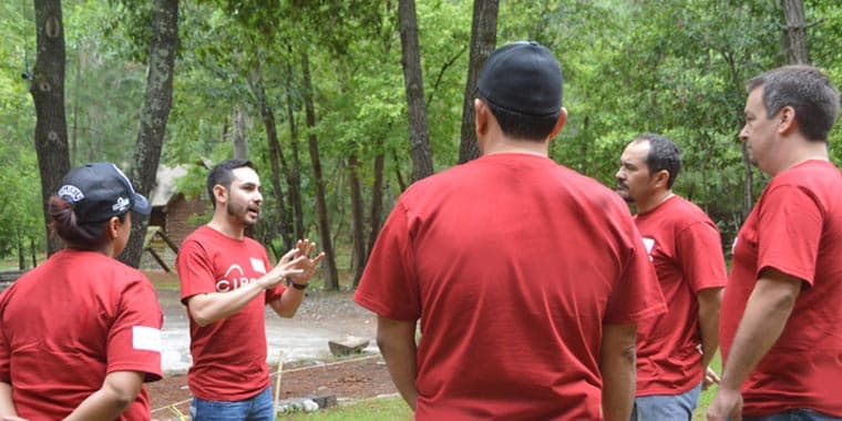 Momento de retroalimentación entre participantes, destacando el valor de la comunicación abierta en el desarrollo grupal