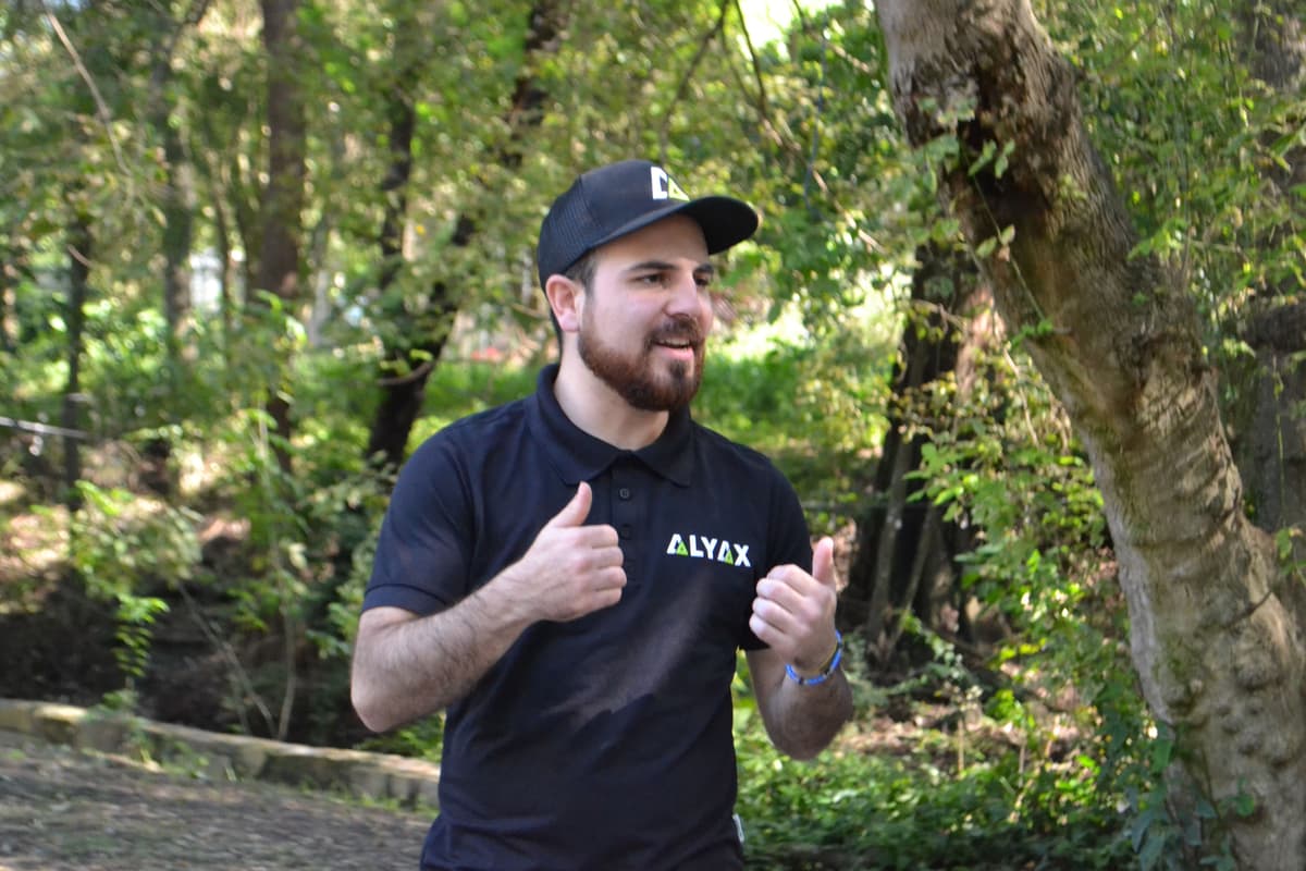 Facilitador de ALYAX guiando a los participantes en una actividad al aire libre, promoviendo la integración del equipo