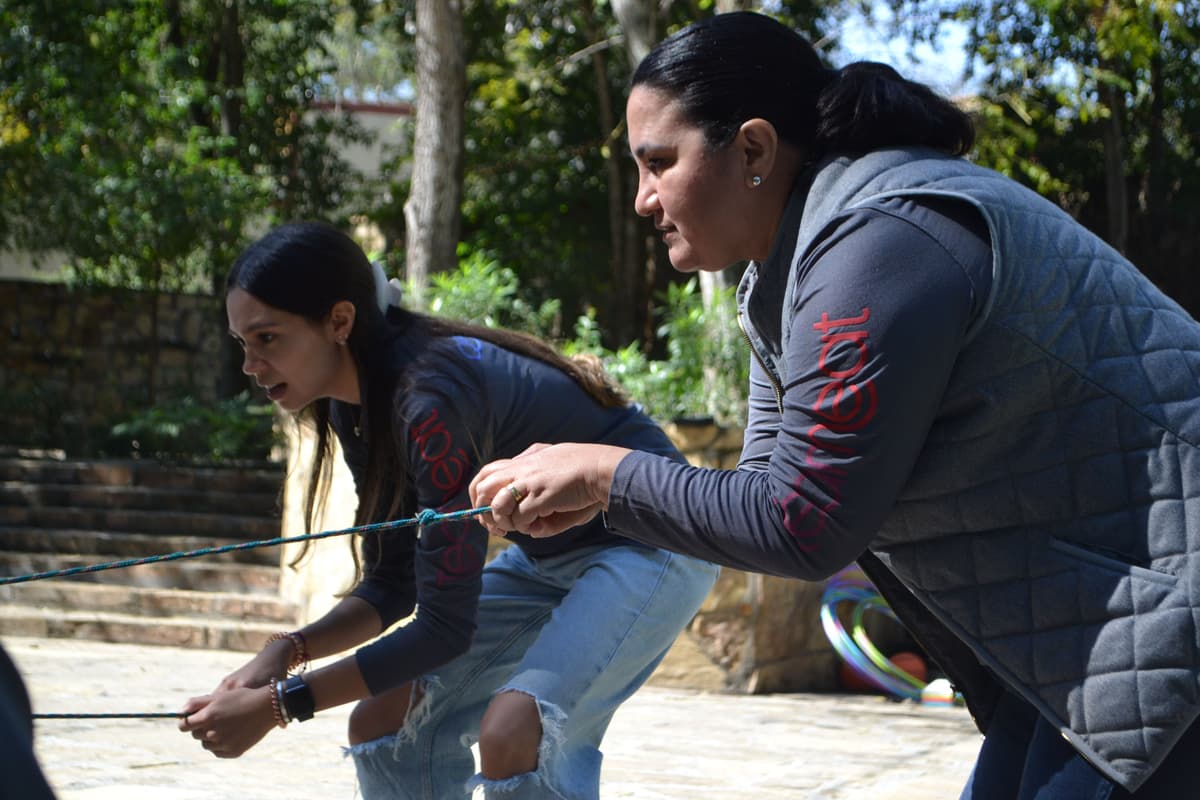 Equipo colaborando en un reto al aire libre, reforzando la importancia de la unión y la colaboración en Team Building