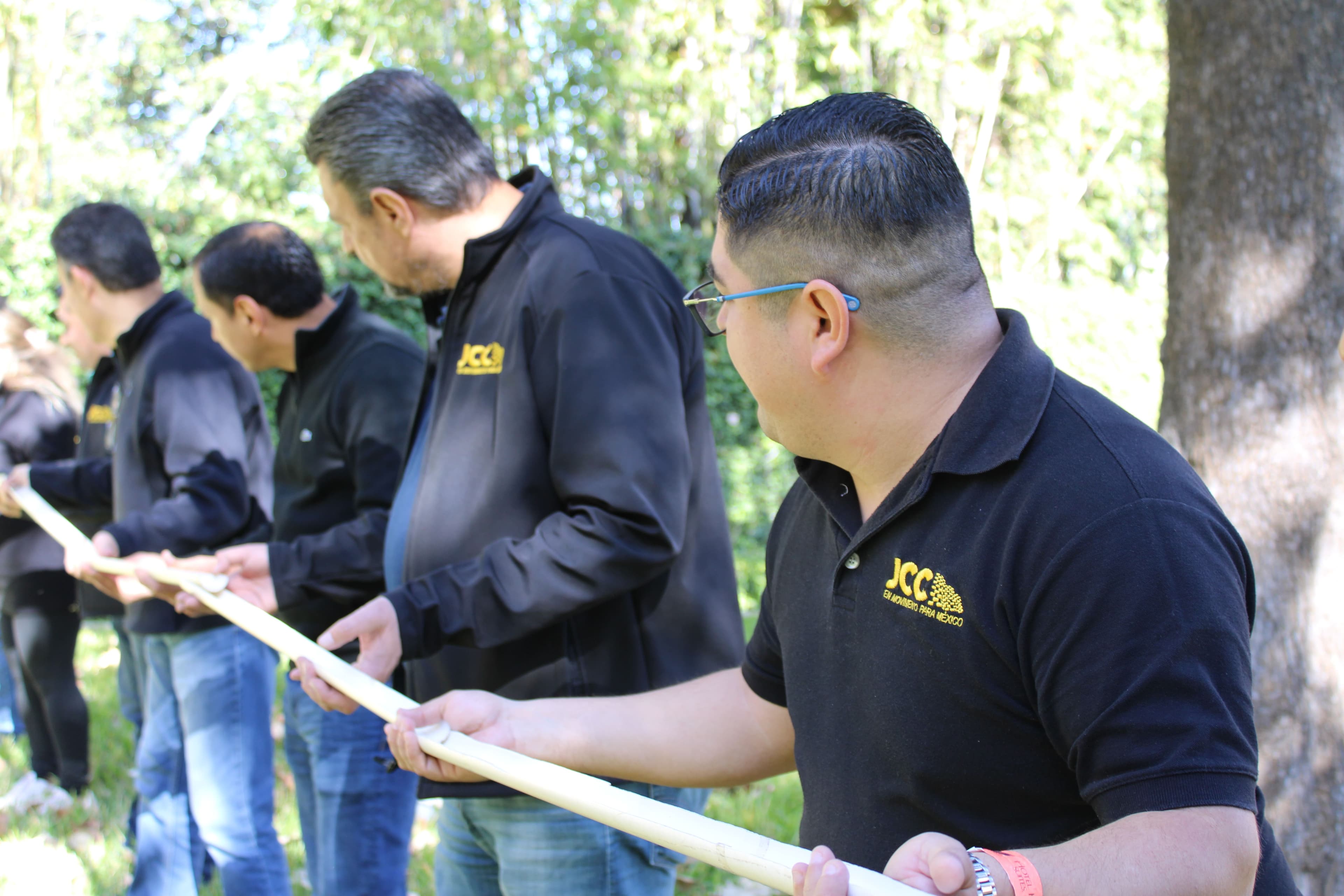 Facilitador de ALYAX trabajando con un grupo, promoviendo el aprendizaje colaborativo en un entorno dinámico